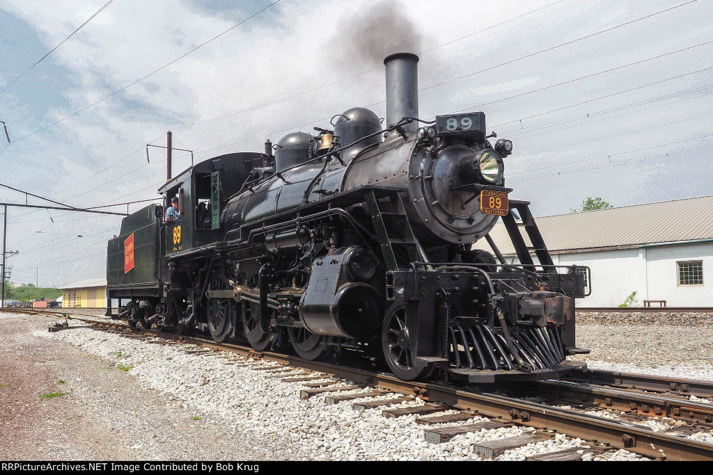 SRR 89 running around the train